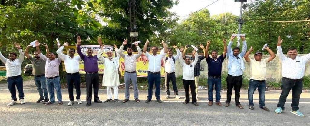 जनसुनवाई के दौरान विद्युत नियामक आयोग ने मुख्य द्वार पर बंद किया ताला