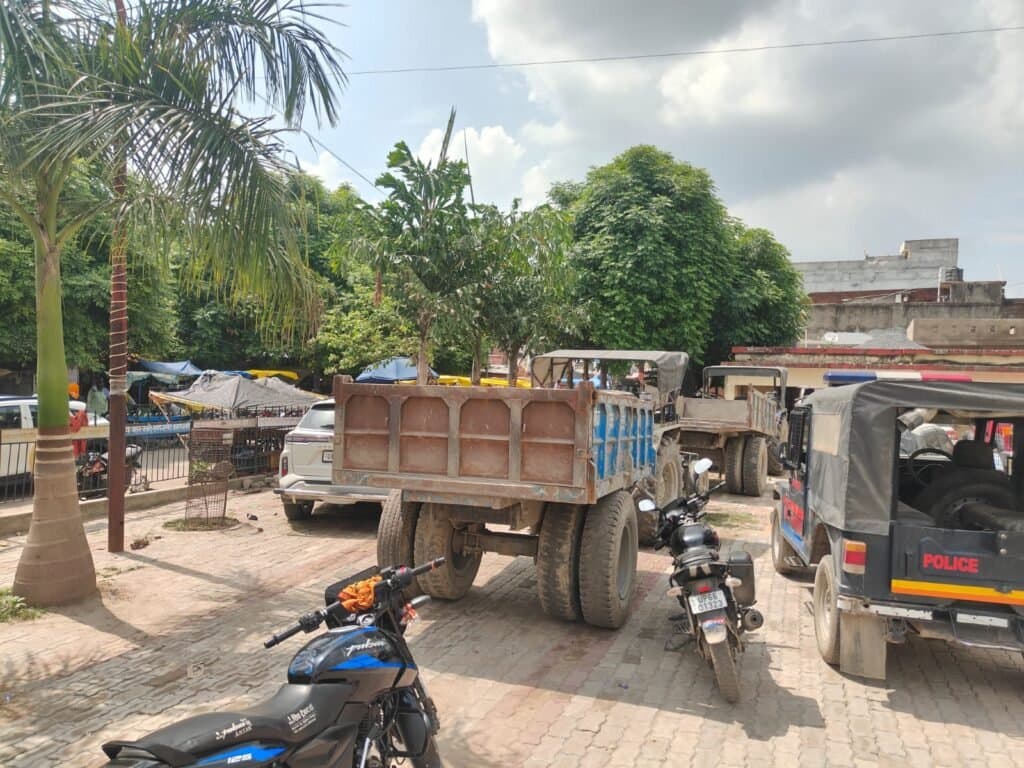अवैध खनन कर रहे दो ट्रैक्टर – ट्राली सीज