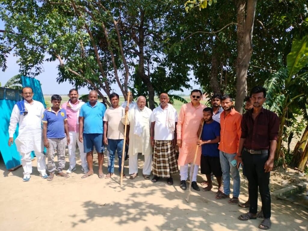 अग्निपीड़ित दिव्यांग से मिले विनयशंकर तिवारी, की आर्थिक मदद