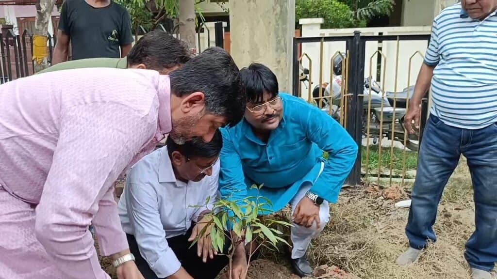 विंध्यवासिनी नगर कॉलोनी में शहीद रविंद्र सिंह पार्क के जीर्णोद्धार का महापौर व पूर्व पार्षद मनीष सिंह ने किया शुभारंभ