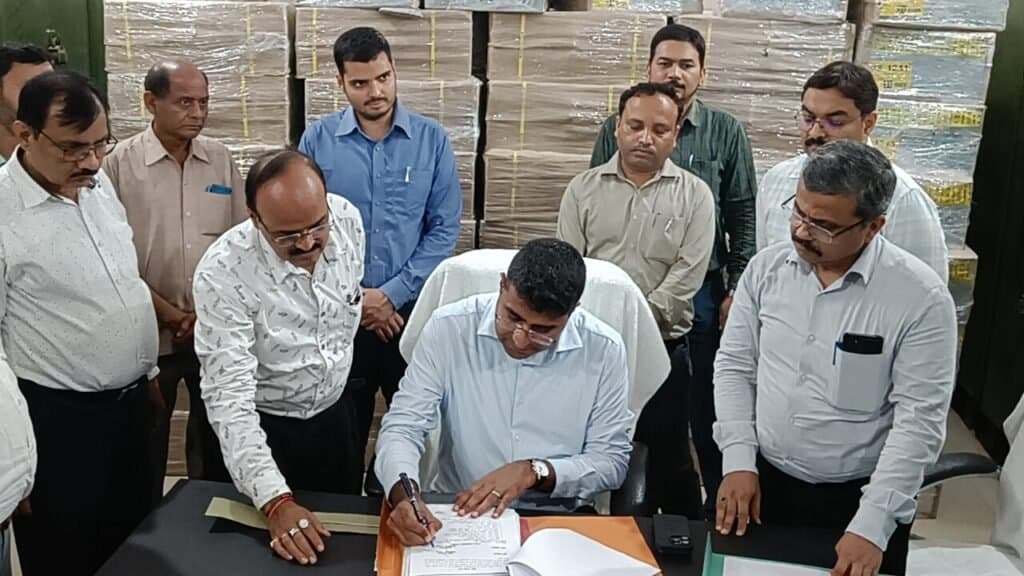 नवागत जिलाधिकारी दीपक मीणा पदभार किए ग्रहण