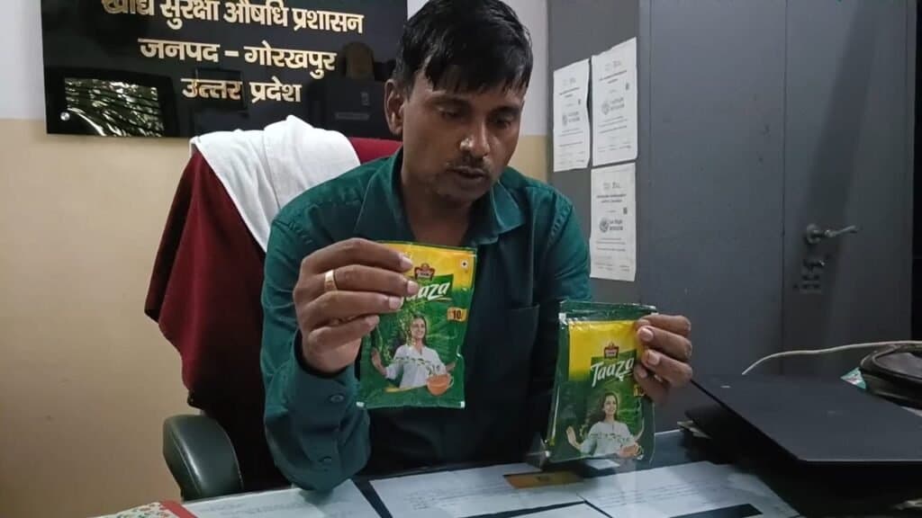 बिहार से गोरखपुर आ रही नकली ‘ताजा’ चाय की पत्ती को पुलिस के सहयोग से खाद्य सुरक्षा विभाग की टीम ने पकड़ा