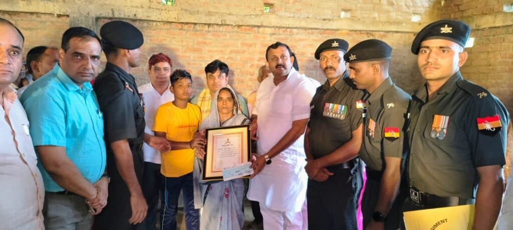 आर्मी के जनरल ने शहीद की पत्नी को श्रद्धांजलि पत्र देकर किया सम्मानित
