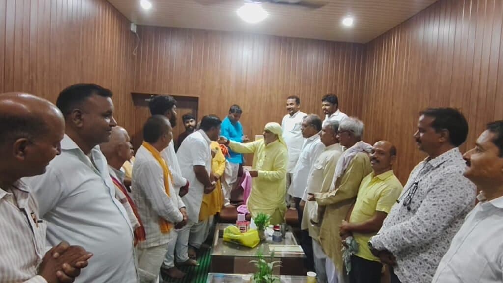 केंद्रीय मंत्री का मनाया गया जन्मदिन, विधायक राजेश त्रिपाठी ने केक काटा, बांटी मिठाई