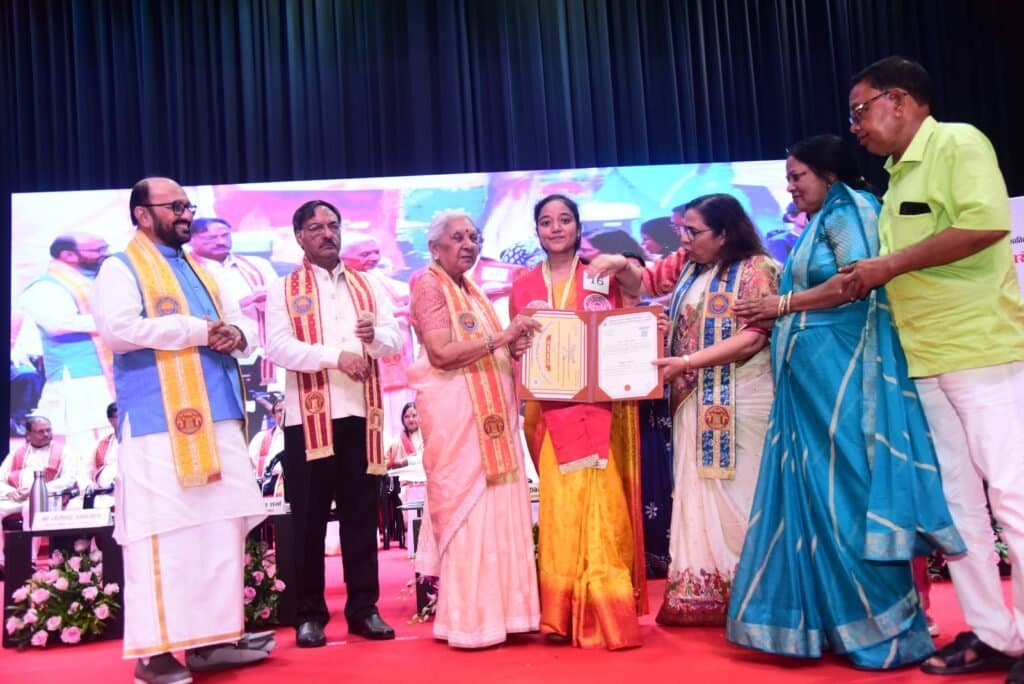 डी.डी.यू. गोरखपुर में अर्षिता सिंह ने समाजशास्त्र में किया टॉप, राज्यपाल ने स्वर्ण पदक से नवाज़ा