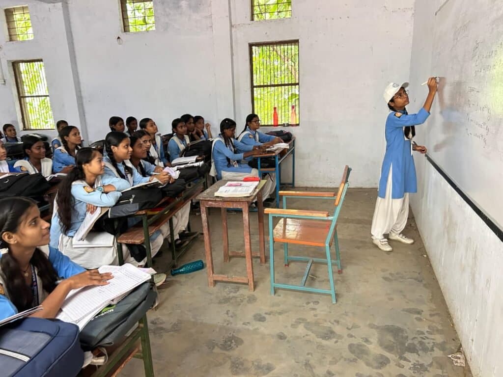 मुरारी इंटर कालेज में छात्र बने शिक्षक, गुरुजनों को अनोखे अंदाज़ में दिया सम्मान