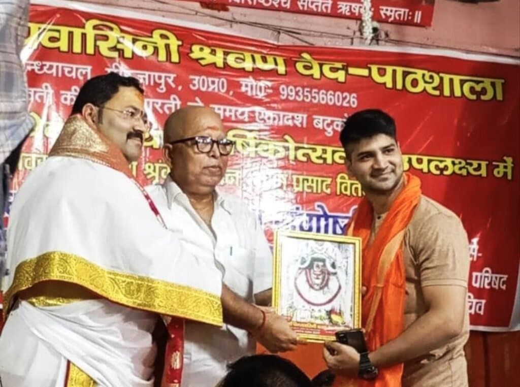 विंध्यवासिनी धाम में कौशिक द्विवेदी को प्रधान अर्चक अगस्त द्विवेदी ने किया सम्मानित