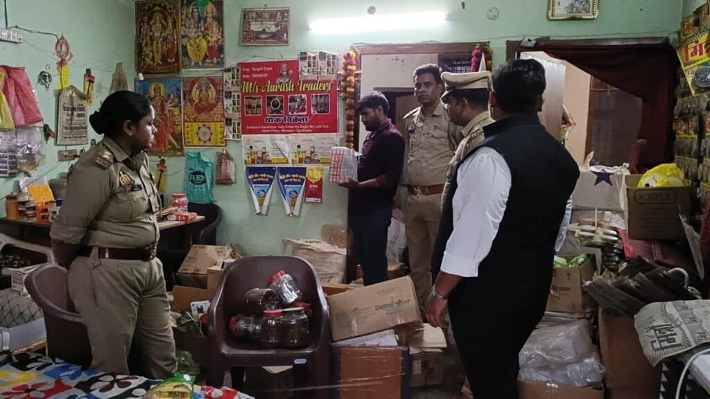 डुप्लीकेट टाटा नमक के गोदाम पर छापेमारी, फर्जी रैपर में नमक भरकर कमा रहे थे लाखों रुपए