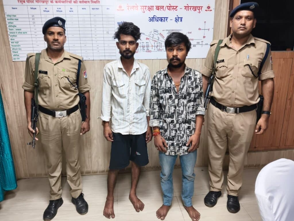 वन्देभारत एक्सप्रेस ट्रेन पर पत्थर मारकर शीशा तोड़ने वाले दो व्यक्तियो को रे०सु०ब० पोस्ट गोरखपुर द्वारा किया गया चालान
