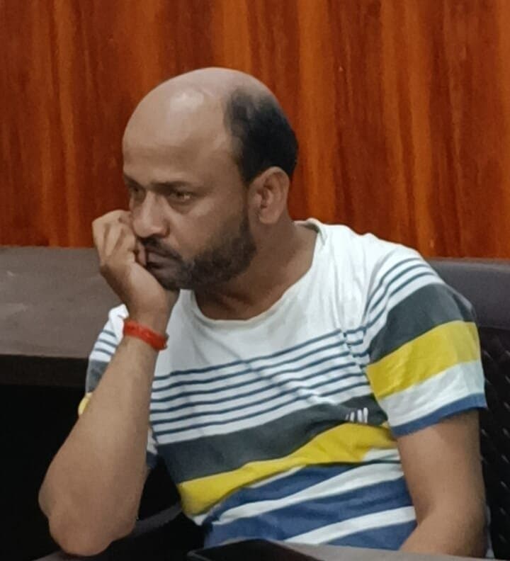 मृतक छात्र के पिता सहित चार सदस्यीय परिजन डीएम से सुरक्षा व आर्थिक मदद की लगाई गुहार, डीएम ने दिया आश्वाशन