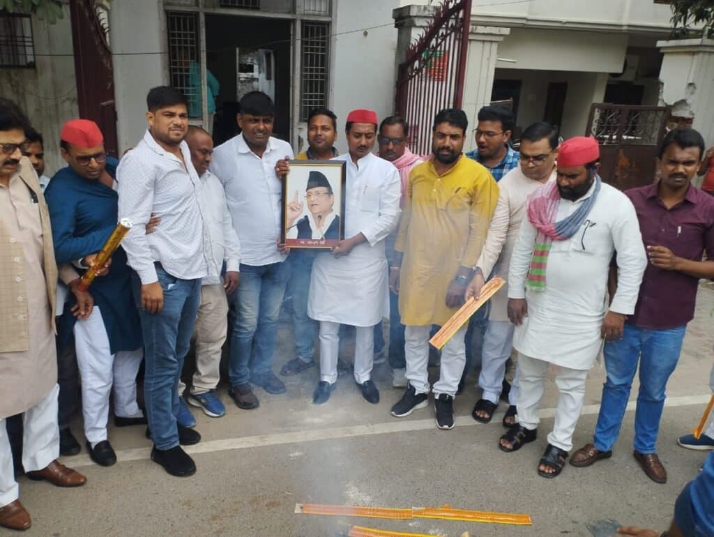 समाजवादी ने आज़म खान की रिहाई पर मनाया जश्न