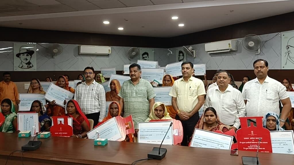 गोरखपुर में मातृशक्ति का सम्मान, उज्ज्वला योजना से दीपावली पर दो गैस सिलेंडर की सौगात
