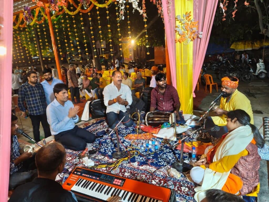  श्रीराम पांडे व मंटू पाठक का कीर्तन सुनने उमड़ी श्रद्धालुओं की भीड़