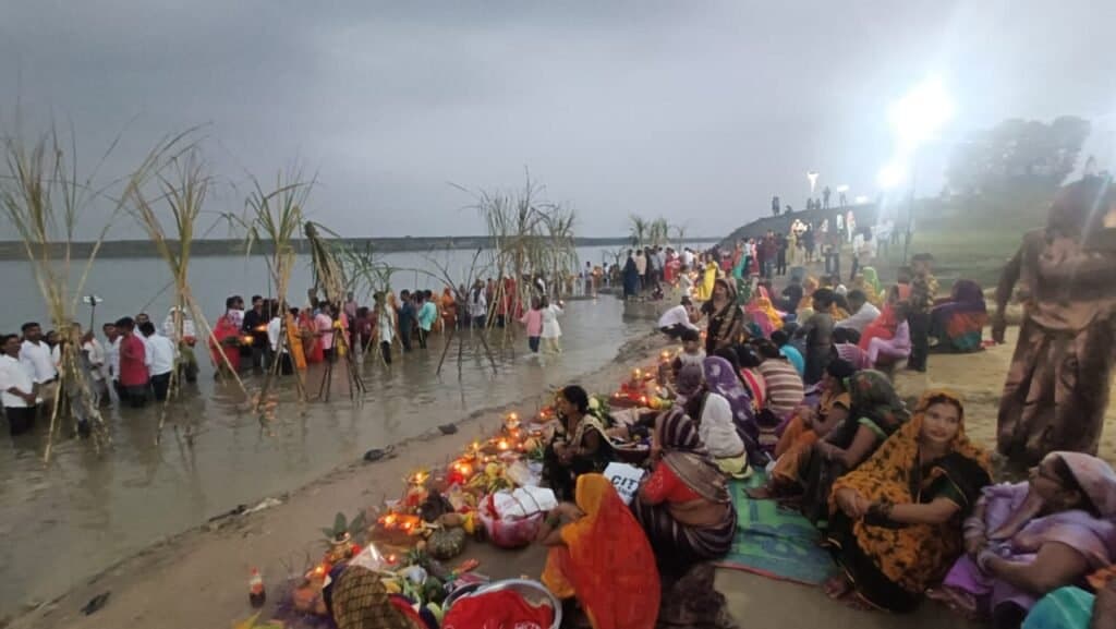 छठ महापर्व की भव्य सम्पन्नता, उगते सूर्य को अर्घ्य देने श्रद्धालुओं का उमड़ा सैलाब