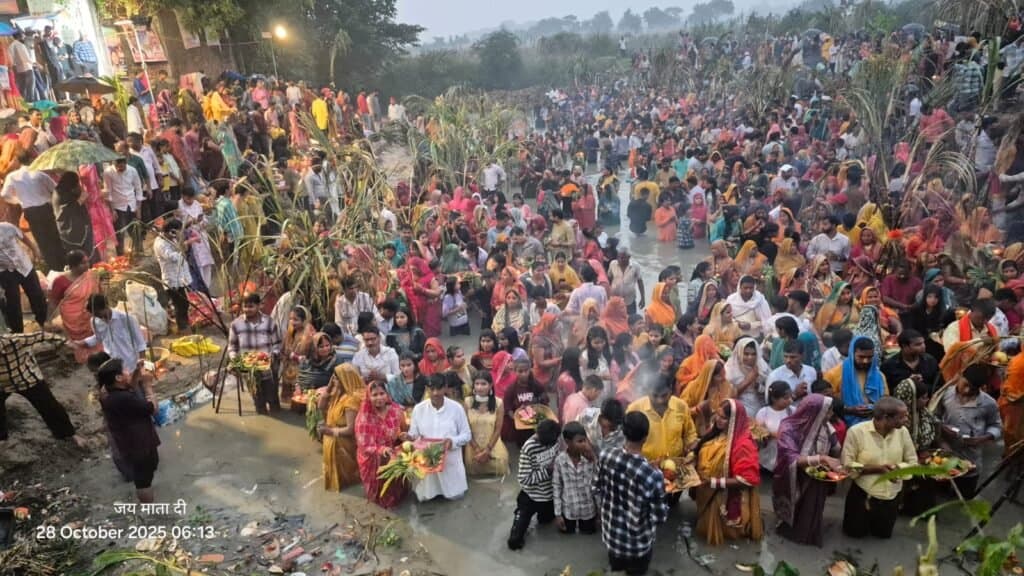 छठ पूजा पर भास्कर देव को अर्घ्य दे पूर्ण हुआ व्रत