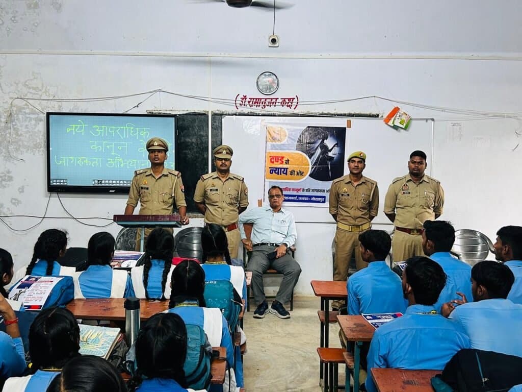 नए कानूनों के प्रति जगरूकता अभियान -2023 के तहत सहजनवां थाने की पुलिस ने चलाया जागरूकता अभियान