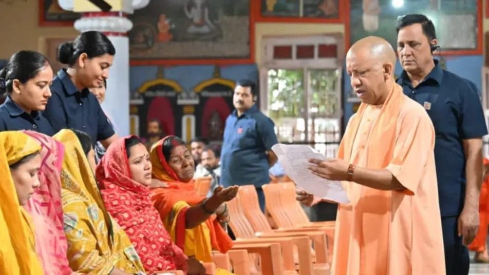 CM योगी आदित्यनाथ ने गोरखपुर में सुनीं 200 फरियादें, बोले – अन्याय किसी के साथ नहीं होगा
