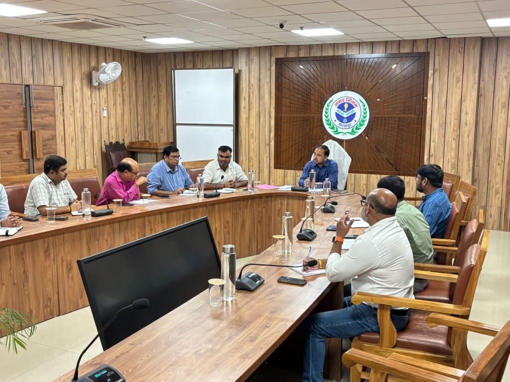 नगर आयुक्त गौरव सिंह ने निर्माण कार्यों की समीक्षा बैठक में दिए निर्देश