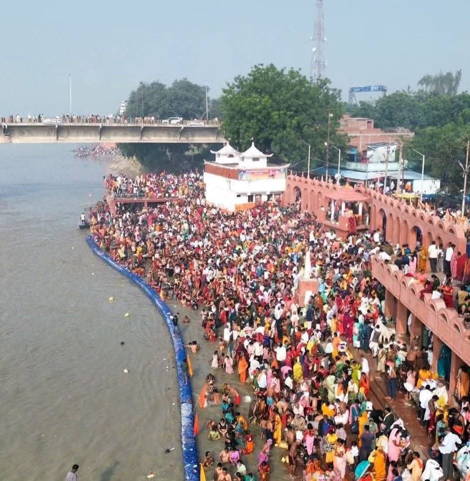 कार्तिक पूर्णिमा पर सरयू नदी में लाखों श्रद्धालुओं ने लगाई डुबकी