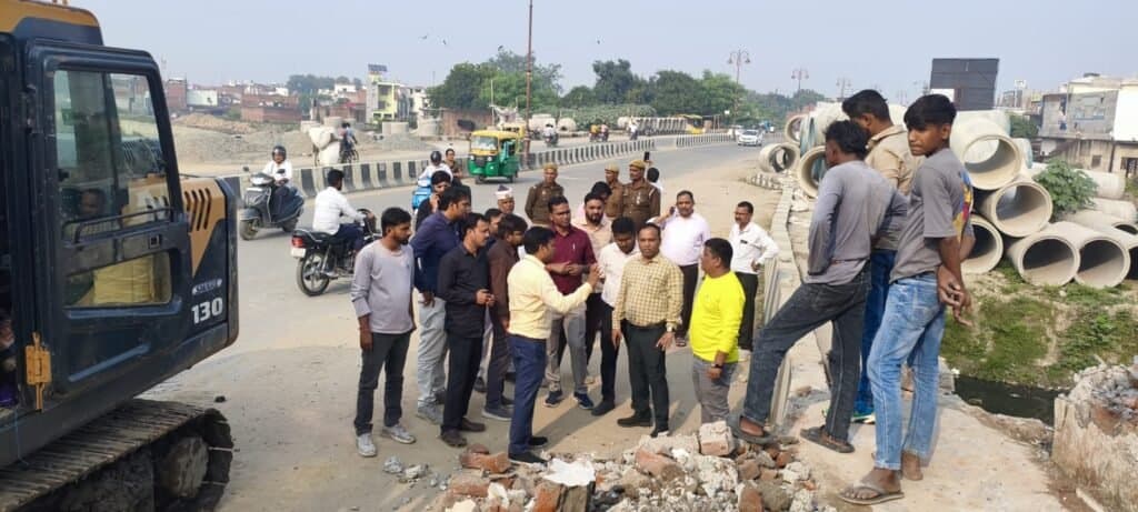 गोड़धोईया नाला अतिक्रमण मुक्त कराने की कार्रवाई तेज, सदर तहसील प्रशासन की मौजूदगी में हटाए जा रहे कब्जे