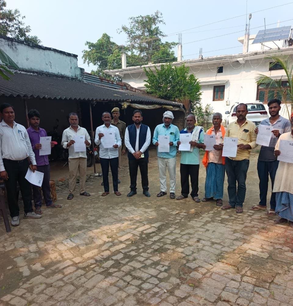 नायब तहसीलदार के नेतृत्व में बीएलओ ने मतदाताओं को बांटे गणना प्रपत्र