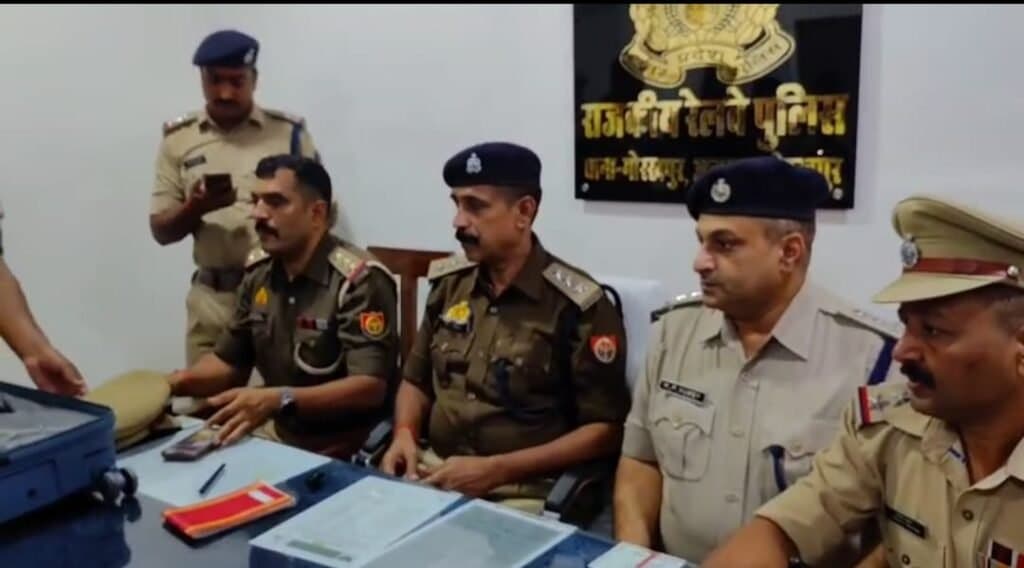 वैशाली ट्रेन से बिहार लगभग एक करोड रुपए ले जा रहा व्यक्ति गिरफ्तार