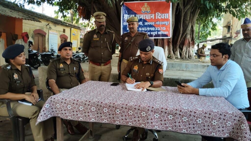 खजनी संपूर्ण समाधान दिवस डीआईजी ने फरियादियों की फरियाद सुनी कार्रवाई का दिया निर्देश
