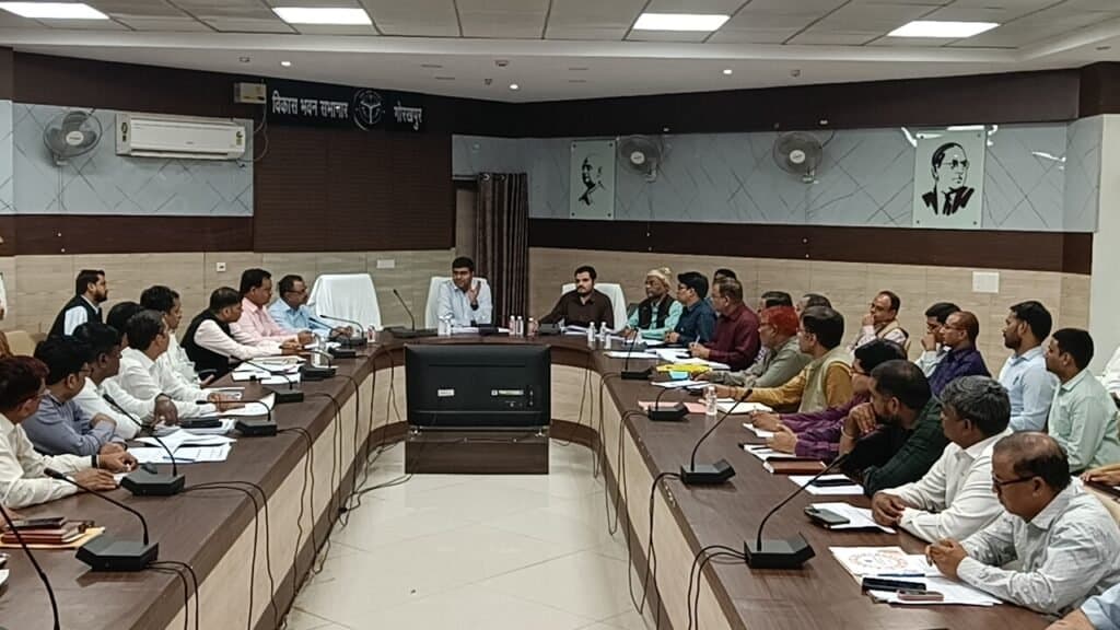 मुख्यमंत्री डैशबोर्ड अनुश्रवण समिति की बैठक में डीएम दीपक मीणा सख्त