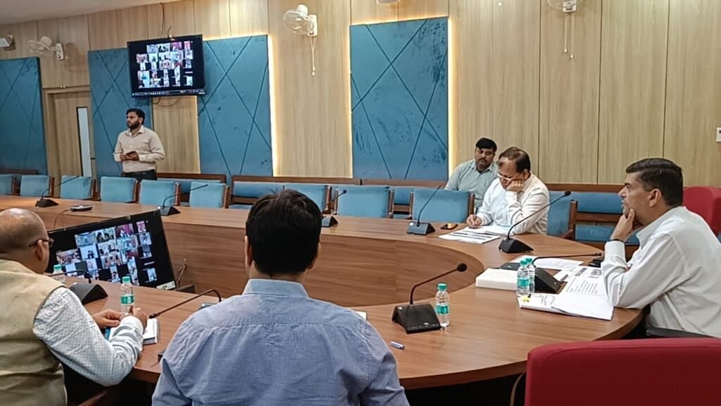 गोरखपुर मंडलायुक्त ने की विधानसभा निर्वाचन तैयारियों की समीक्षा, आरओ-ईआरओ को दिए सख्त निर्देश