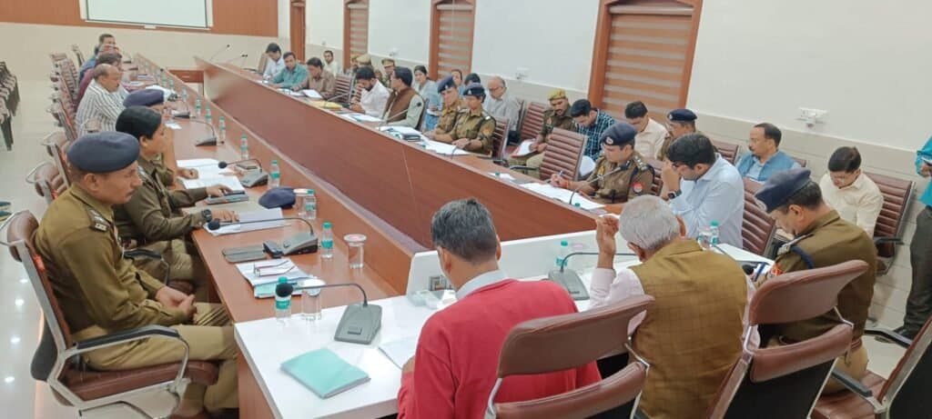 गर आयुक्त ने राजस्व विभाग की समीक्षा बैठक में दिए सख्त निर्देश
