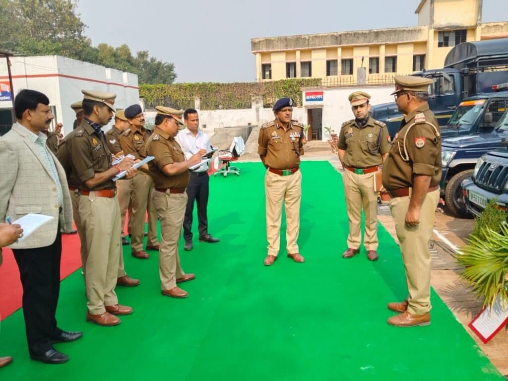 सिद्धार्थनगर में एडीजी जोन मुथा अशोक जैन का वार्षिक निरीक्षण गार्द की सलामी ली,