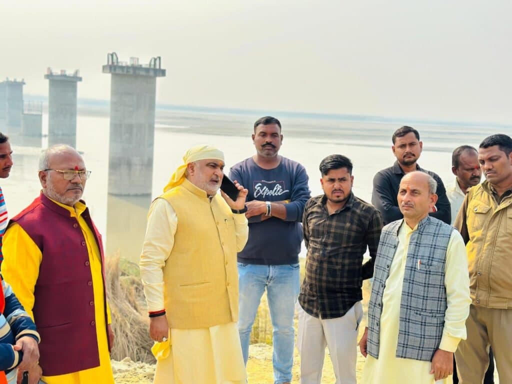 विधायक ने किया गोला–हाजीपुर पुल का औचक निरीक्षण,