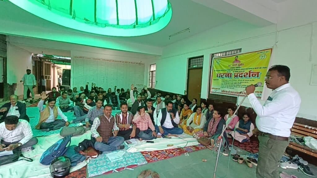 जिला व तहसील सदर के संयुक्त तत्वावधान में लेखपालों का धरना, फतेहपुर के लेखपाल की मौत पर कार्रवाई की मांग तेज
