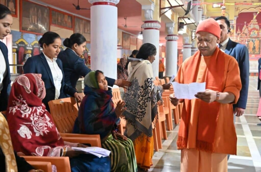 घबराइए मत, हर समस्या का होगा समाधान : मुख्यमंत्री योगी आदित्यनाथ”।