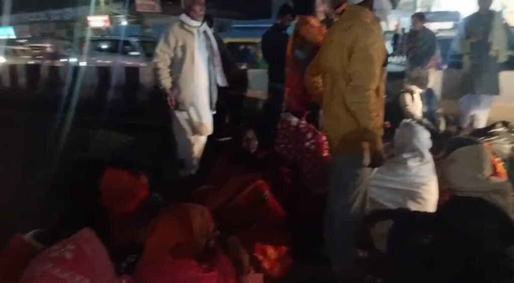 नौकरानी की संदिग्ध मौत, परिजनों ने लाश रखकर किया सड़क जाम