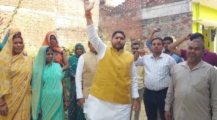 आज ओबीसी पार्टी के राष्ट्रीय अध्यक्ष काली शंकर ग्रामीणों के साथ प्रदर्शन किया.