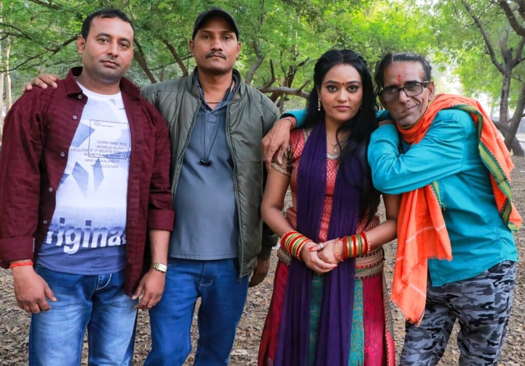“रविन्द्र सिंह यादव और परी सिंह ने कोरियोग्राफर ज्ञान सिंह के साथ किया फिल्म की शूटिंग”।