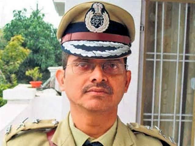 पूर्व आईपीएस अधिकारी अमिताभ ठाकुर को पुलिस ने लिया हिरासत में