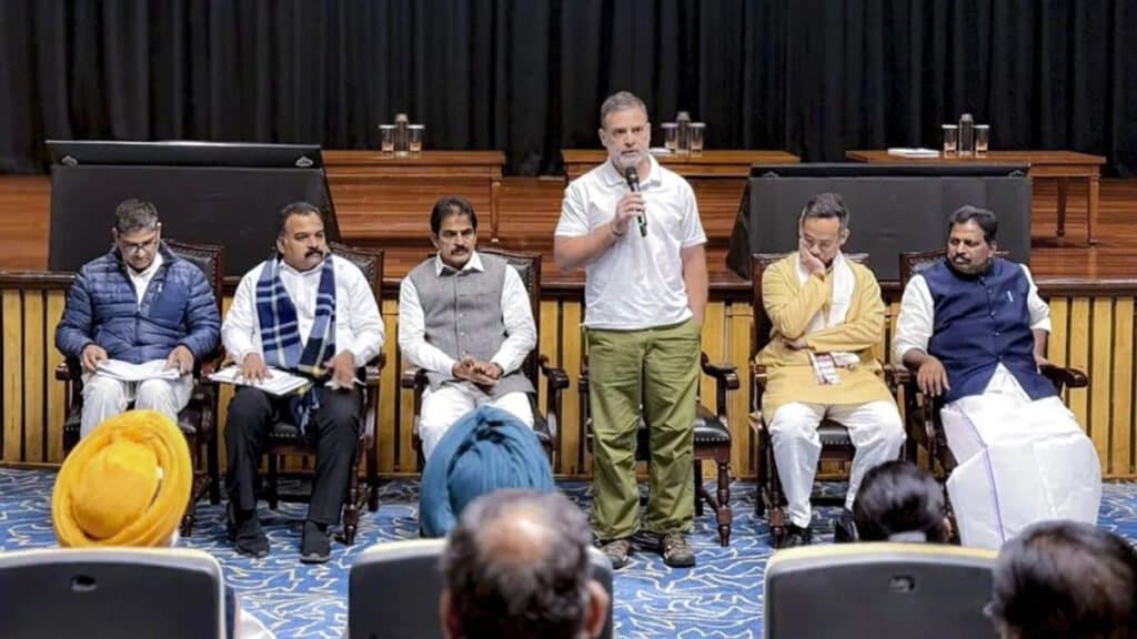 शशि थरूर अब कहा के ?