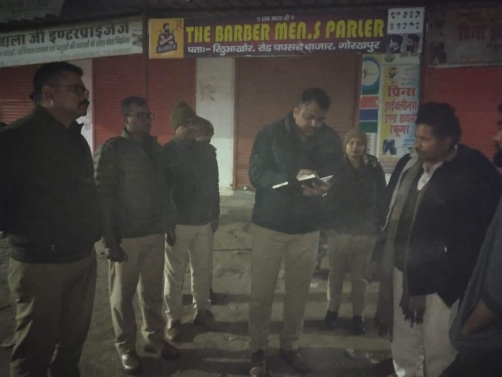 सख्ती: थानेदार ने निरीक्षण के दौरान शराब दुकानदारों को दी सख्त हिदायत