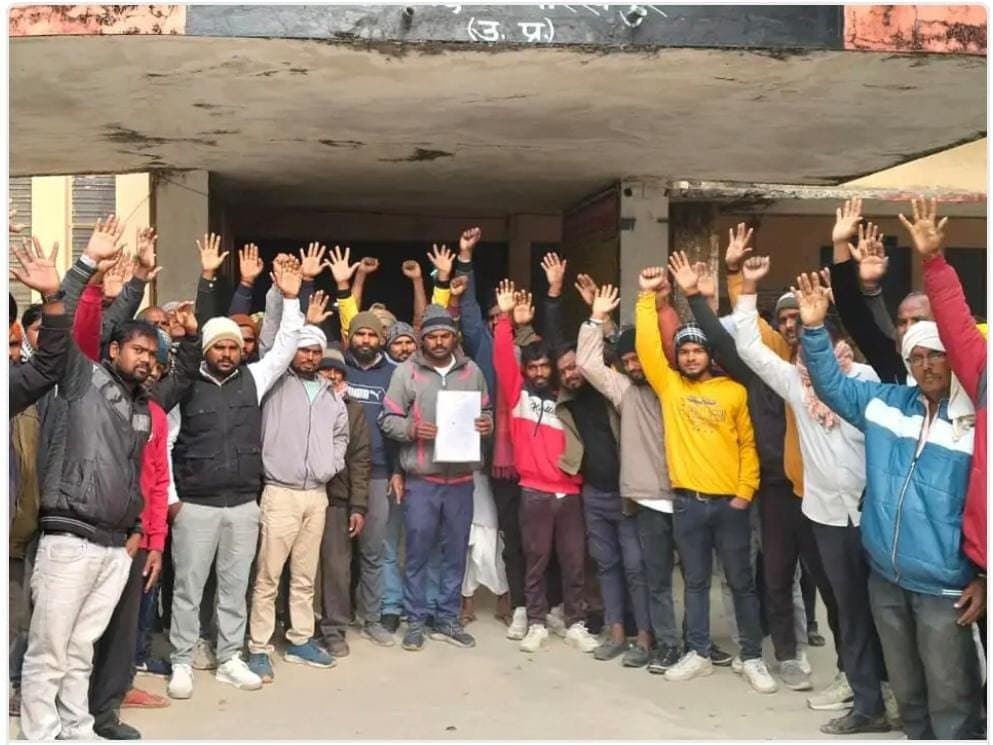 सरकारी भूमि पर अवैध निर्माण, ग्रामीणों का प्रदर्शन: गोला तहसील में कार्रवाई की मांग, उप जिलाधिकारी को ज्ञापन सौंपा
