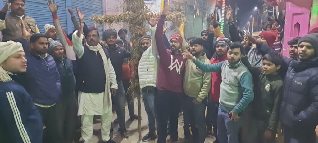 बांग्लादेश में हिंदू युवक की नृशंस हत्या व महिलाओं पर अत्याचार के विरोध में गोला में आक्रोश प्रदर्शन