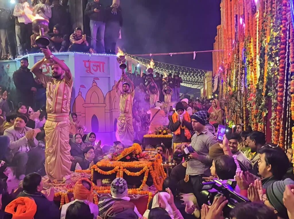 नए साल की पहली संध्या पर सरयू तट पर आरती: गोला में बनारस के पंडितों ने किया दीपदान और महाआरती