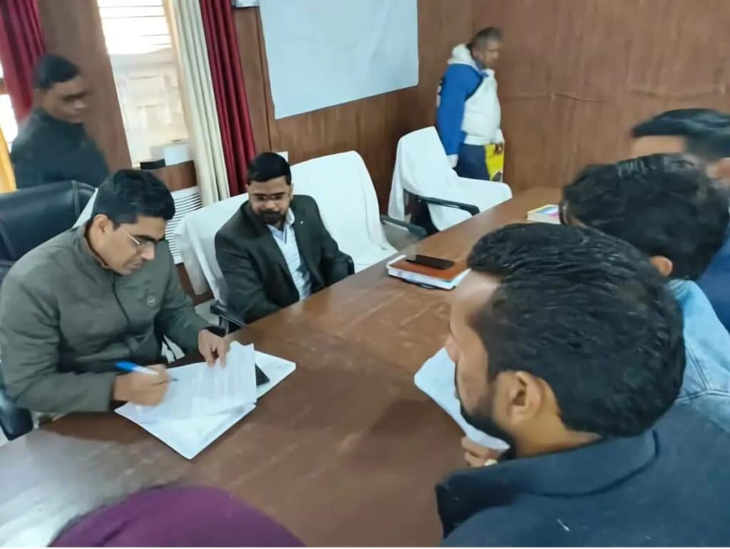 गोला बाजार में इंडोर स्टेडियम निर्माण की मांग: युवाओं ने जिलाधिकारी को सौंपा ज्ञापन