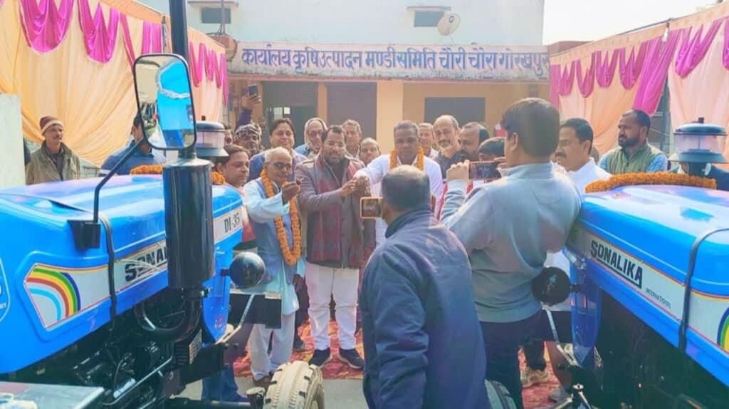 विधायक ने दो किसानों को सौंपी टैक्टर, उत्तर प्रदेश के किसानों का हो रहा है विकास