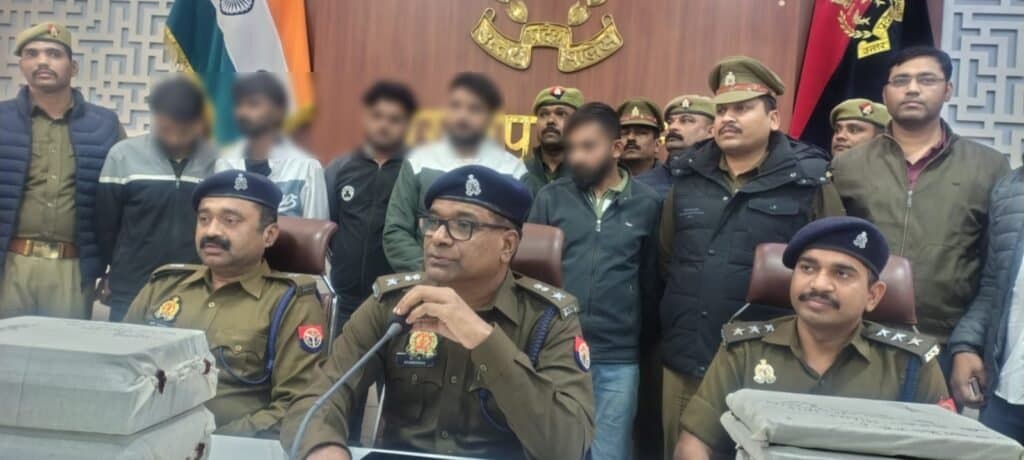 काल सेन्टर के माध्यम से विदेशी नागरिकों से साईबर ठगी करने वाले 5 अभियुक्त व 1 अभियुक्ता गिरफ्तार