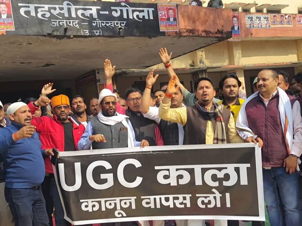 गोला में यूजीसी के नए कानून का विरोध: स्वर्ण समाज ने एडीएम को सौंपा ज्ञापन  गोलाबाजार। गोला तहसील प्रांगण मे मंगलवार को स्वर्ण समाज के लोगों ने विश्वविद्यालय अनुदान आयोग (यूजीसी) के नए कानून के विरोध में धरना – प्रदर्शन किया। प्रदर्शनकारियों ने केंद्र सरकार के खिलाफ नारेबाजी करते हुए इस कानून को वापस लेने की मांग की। उन्होंने इसे समाज में असंतुलन पैदा करने वाला” काला कानून” बताया।  धारना – प्रदर्शन के दौरान वक्ताओं ने आरोप लगाया कि यूजीसी का नया कानून उच्च शिक्षण संस्थानों में सामाजिक समर्थता को प्रभावित कर सकता है। उनका कहना था कि यह कानून बिना सभी वर्गों से समुचित विमर्श किये लागू किया जा रहा है, जिससे भविष्य में छात्रों के बीच भेदभाव की स्थित उत्पन्न हो सकती है। वक्ताओं ने उच्च शिक्षा के वातावरण को समानता, न्याय और निष्पक्षता पर आधारित रखने की आवश्यकता पर जोर दिया।  प्रदर्शनकारियों ने कहा कि विश्वविद्यालयों और उच्च शिक्षा केंद्रों को शोध एवं शिक्षा का केंद्र बनाने के लिए सभी वर्गों के साथ समान व्यवहार आवश्यक है। धरना समाप्त होने के बाद, स्वर्ण समाज के प्रतिनिधियों ने उपजिलाधिकारी अमित कुमार जायसवाल को एक ज्ञापन सौंपा। इस ज्ञापन में यूजीसी के नए कानून को तत्काल निरस्त करने, उच्च शिक्षा में सामाजिक संतुलन बनाए रखने और सभी वर्गों के हितों की रक्षा सुनिश्चित करने की मांग की गई है।  प्रदर्शनकारियों ने चेतावनी दी कि यदि सरकार ने उनकी मांगों पर शीघ्र निर्णय नहीं लिया, तो आंदोलन को एक व्यापक रूप दिया जाएगा।  इस विरोध प्रदर्शन में शिवंम शुक्ला, ध्रुव नारायण राय, मनोज कुमार तिवारी, आलोक शुक्ला, कार्तिक मिश्र, बिनीत कुमार राय, शैलेन्द्र पाण्डेय, सौरभ तिवारी, सुरेश चंद, सतीश कुमार शर्मा, कृष्णा पाठक, मुनील सिंह सहित सैकड़ों लोग उपस्थित रहे।