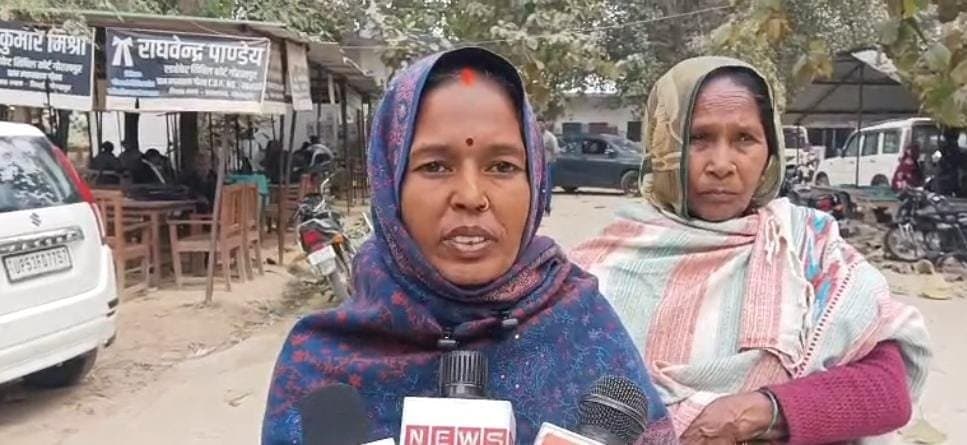 महिला से हुए मारपीट की मूक दर्शक बनी गोला पुलिस
