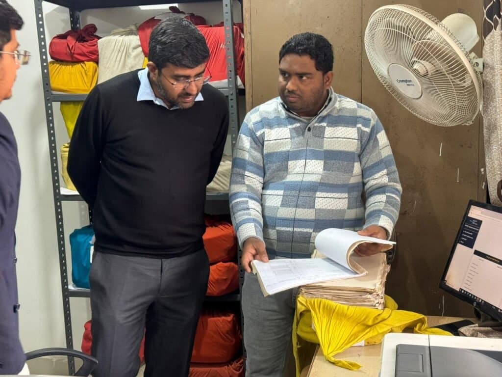 डीएम दीपक मीणा ने तहसील कैंपियरगंज का किया औचक निरीक्षण