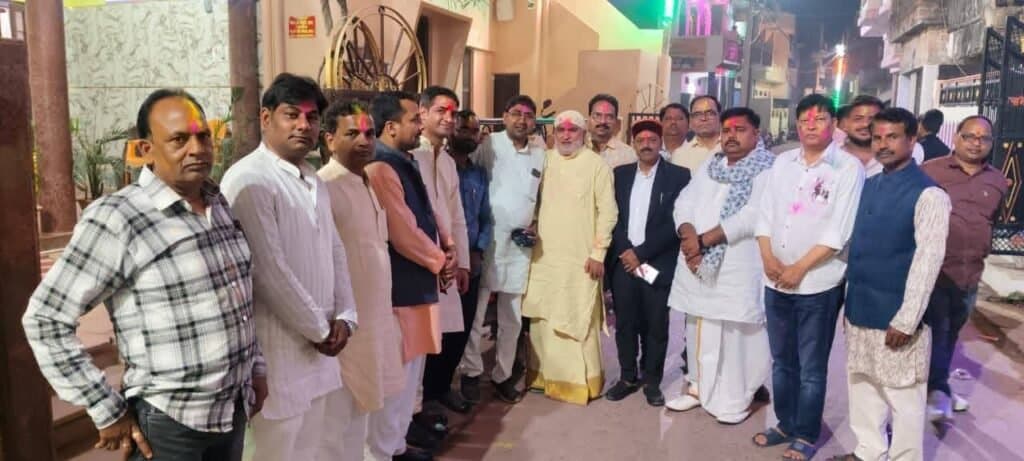 धूम धाम से मनी होली, रंग गुलाल के साथ गले मिल कर दी बधाई